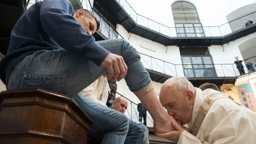 SAVATIE BAȘTOVOI: De la spălarea picioarelor de către Hristos la sărutarea picioarelor de către Papa